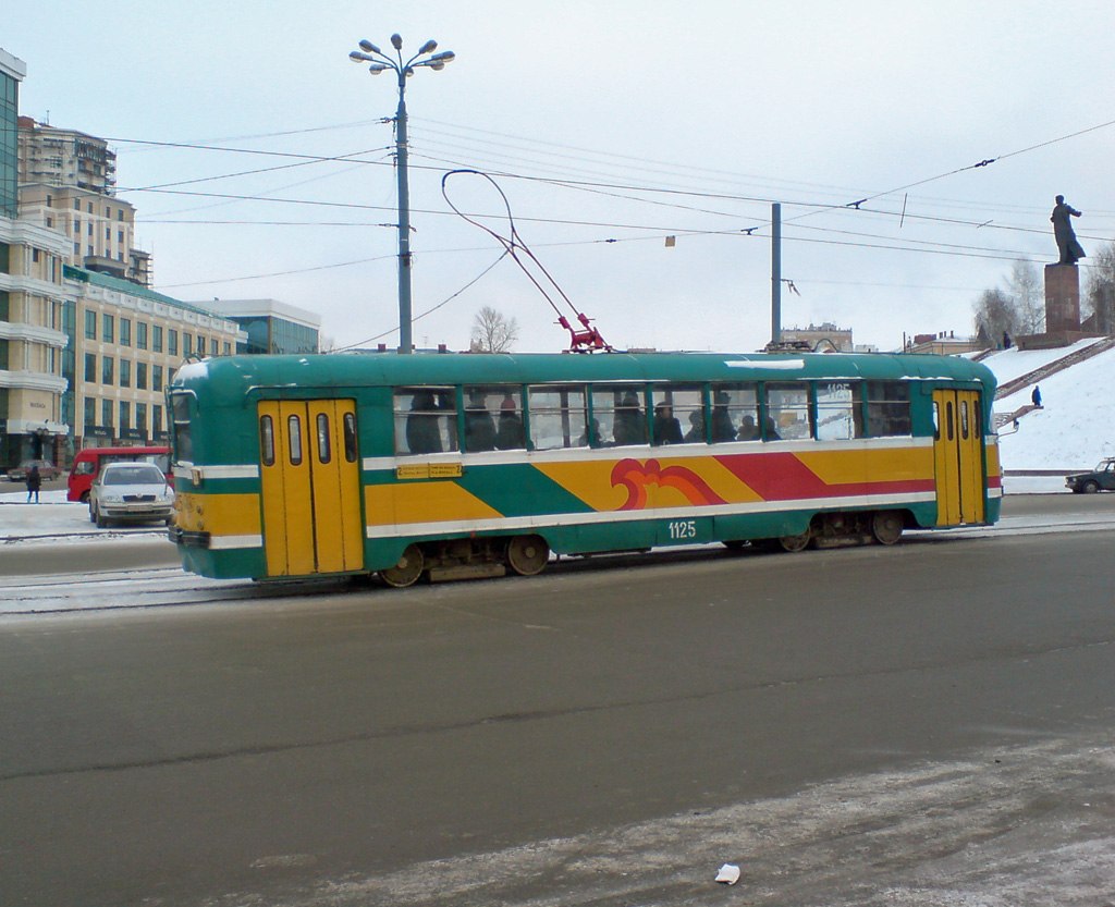 Казанцы не ценят платные парковки. Видимо, они не помнят беспарковочные нулевые