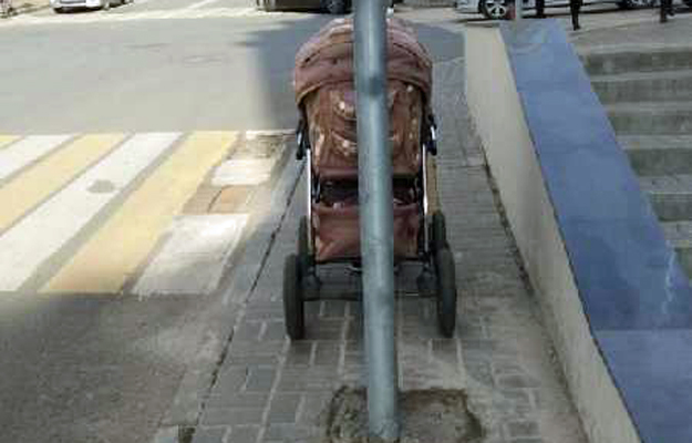 Коляска и столб. Фото: uslugi.tatarstan.ru