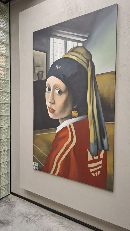 Туалет в ТЦ украшает дама в олимпийке. Фото: e-Kazan