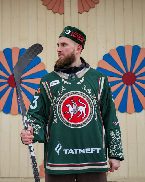 Украшения вокруг герба и на рукавах — это трансформированные узоры c ворот башни Сююмбике. Фото: пресс-служба «Ак Барса»