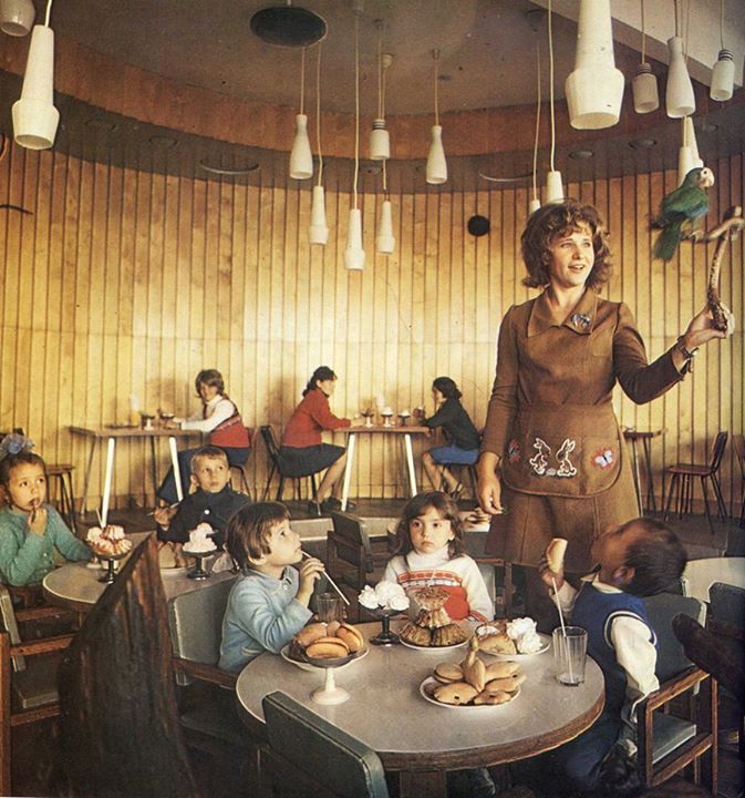 1970-е. Попугай Кеша в Лесном зале. Фото: архив 