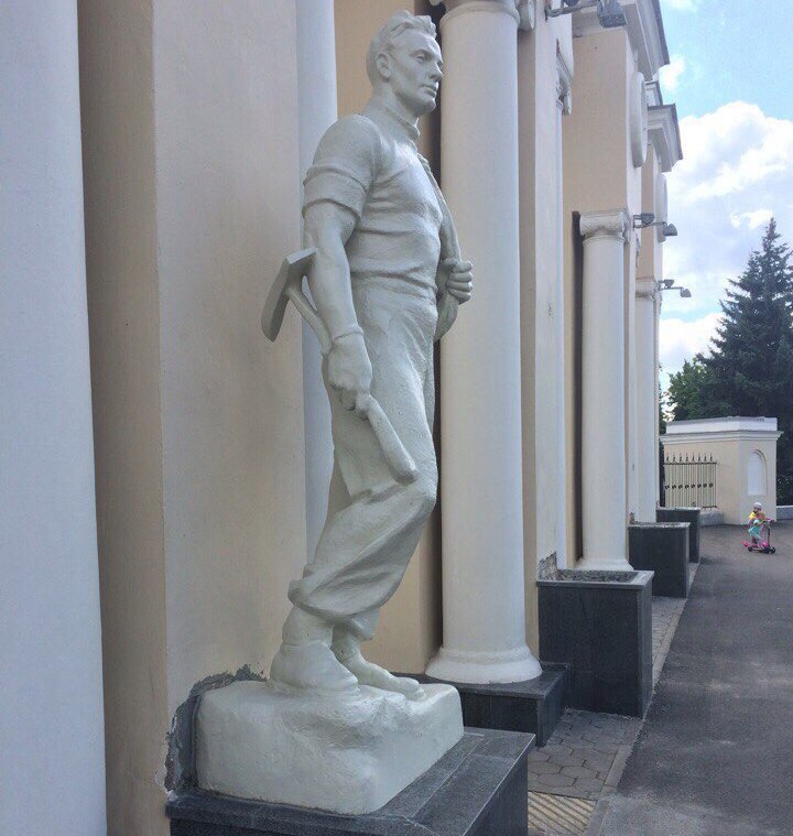 Мужчина с молотом. Фото: vk.com