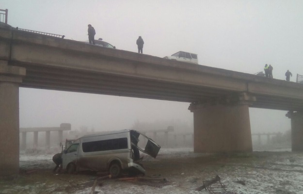 Машина вылетела с 9-метрового моста. Фото: пресс-служба ГИБДД Башкортостана
