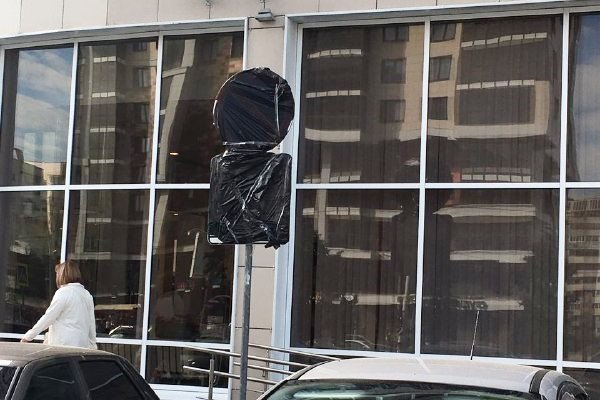 Знак прячется под черной пленкой. Фото: e-Kazan.ru