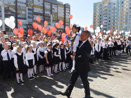 Рустам Минниханов и первоклассница. Фото: kzn.ru