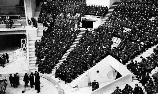 Солдаты на трибунах. Фото: из книги «Казань из окон трамвая» А. Клочкова – из архива С. Саначина