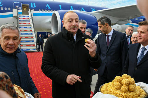 Тот самый кусочек в руках Алиева. Фото: Михаил Фролов/rais.tatarstan.ru