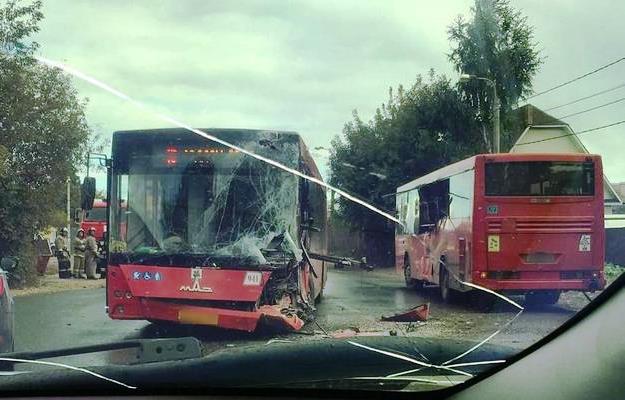Авария произошла возле остановки. Фото: соцсети
