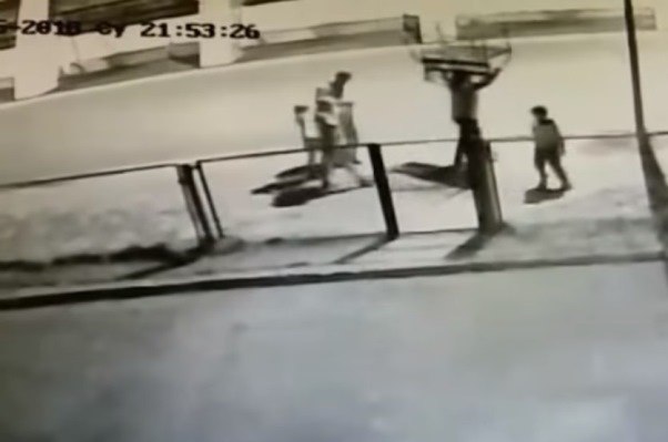 Только что скамейка покинула школу. Фото: tatarstan24.tv