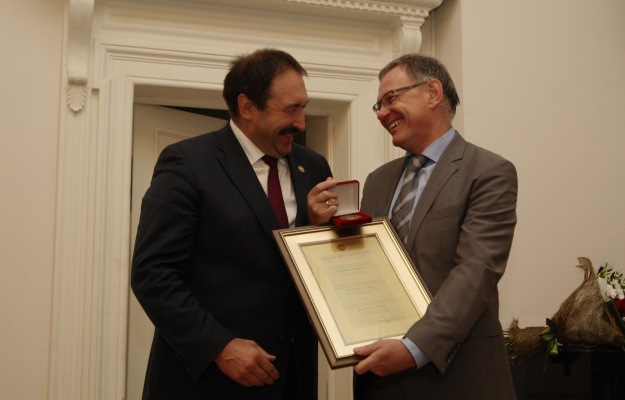 Премьер-министр РТ Алексей Песошин и профессор Манфред Шеер. Фото: prav.tatarstan.ru