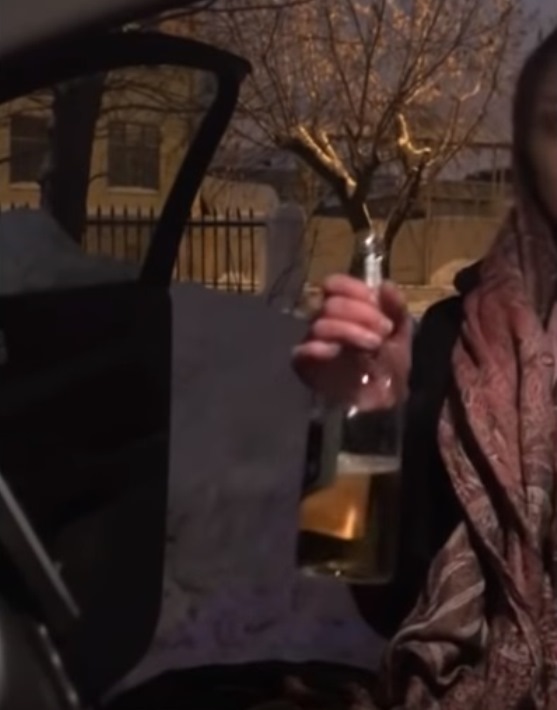 Девушка и ее бутылка. Скриншот видео