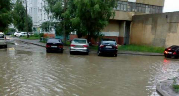 Гигантская лужа на Амирхана. Фото: uslugi.tatarstan.ru