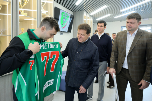 Мэр проконтролировал, как идет ремонт. Все фото: Марат Мугинов/kzn.ru