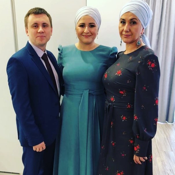 Молодожены и Ирада Аюпова. Фото: irada.aiupova/instagram.com