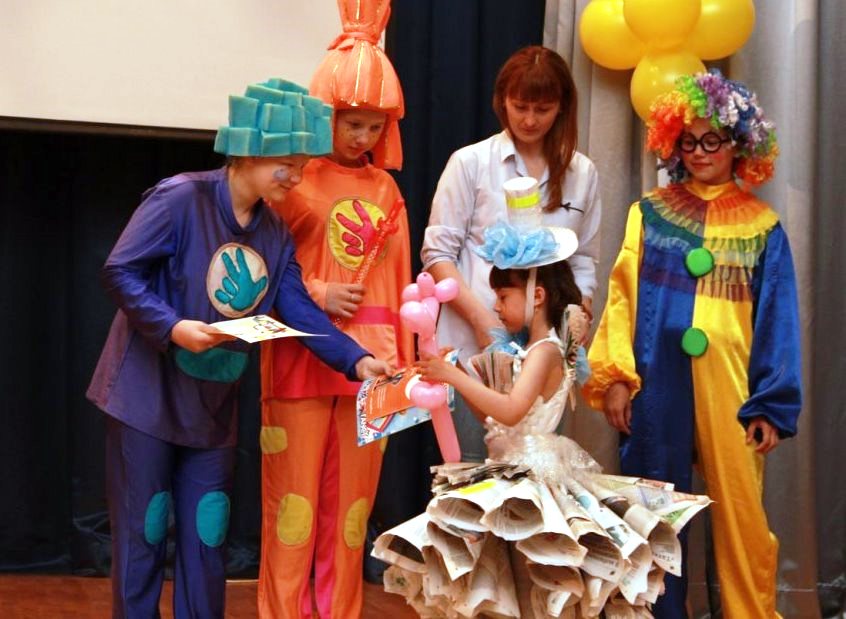 Выбрасывать газеты – плохо, делать из них юбки – хорошо. Фото: almetyevsk.tatar.ru