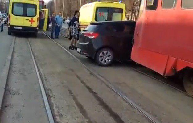 Одну из машин трамвай протащил около 20 метров. Фото: vk.com