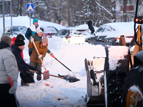 Водители спецтехники работали по 14-16 часов.