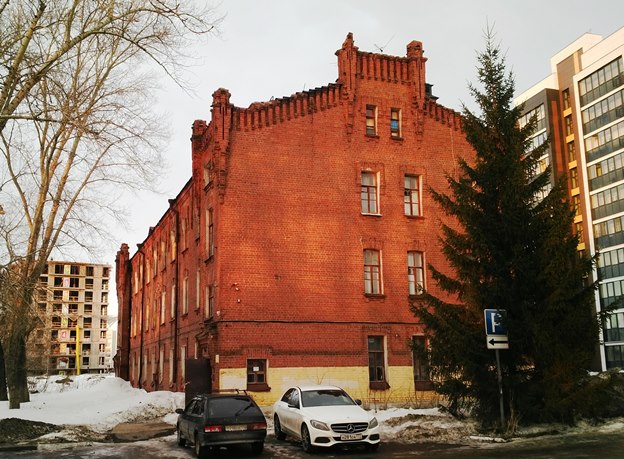 Арские казармы — еще целые и невредимые. Как и наша жизнь в 2019-м. 