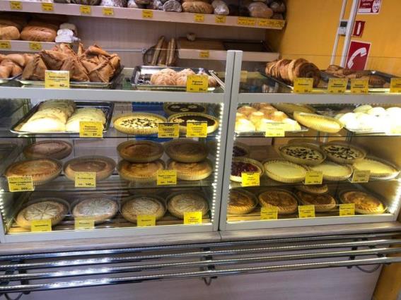 Местная выпечка ему понравилась. Фото: wtfdragomir/pikabu.ru