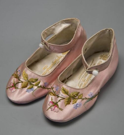 Туфельки детские из розовой шелковой атласной ткани. 1890-1900-е