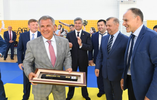 Минниханову подарили черный пояс. Фото: prav.tatarstan.ru