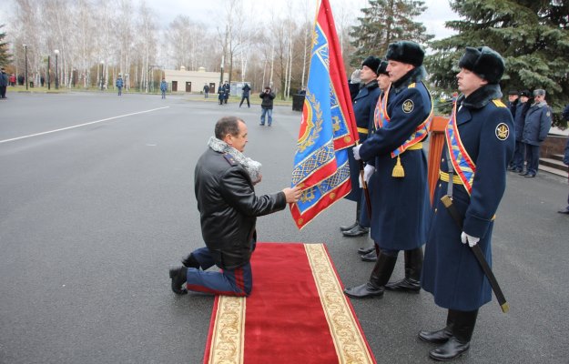 Дауфит Хамадишин прощается со знаменем. Фото: пресс-служба УФСИН по РТ