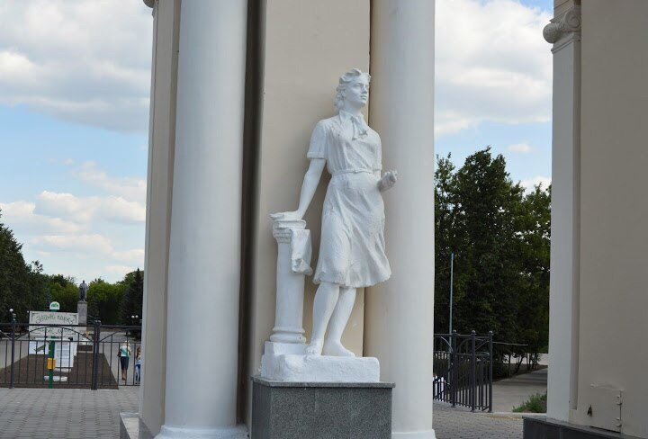 Учительница с указкой. Фото: vk.com