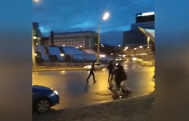 Участники драки вышли на проезжую часть. Фото: youtube.com