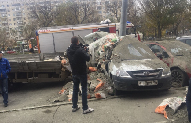 Машины засыпало цементом. Фото: vk.com