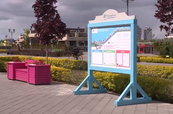 Стенд, упавший на парня. Фото: tatarstan24.tv