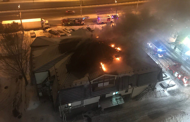 Горит крыша здания. Фото: vk.com