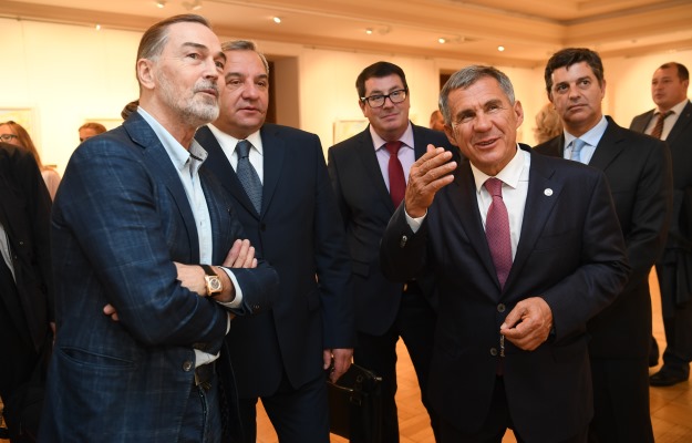 Минниханов на казанской выставке Сафронова. Фото: prav.tatarstan.ru