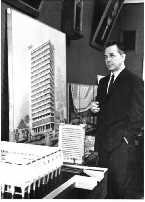 У макета физфака. Фото: kpfu.ru