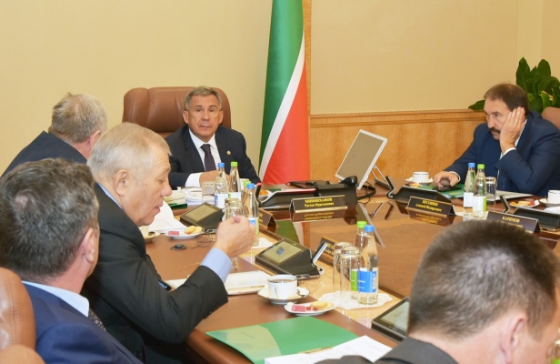 Минниханов потребовал обработать Кабан. Фото: president.tatar.ru