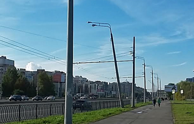 Столб вот-вот упадет. Фото: читатель Алексей для e-Kazan.ru