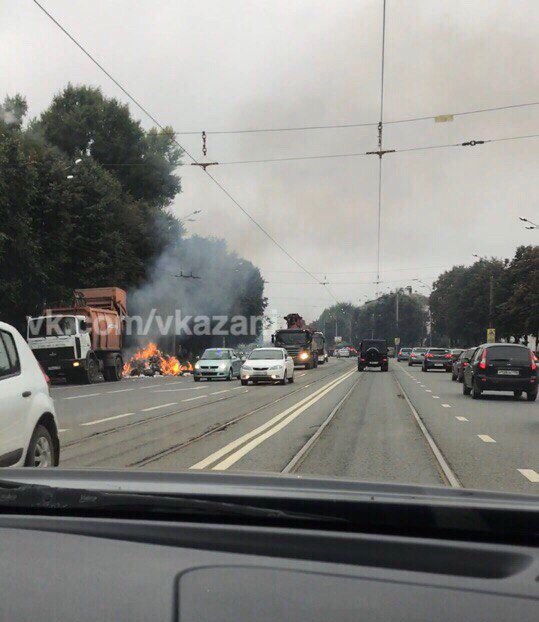 Мусоровоз на улице Ершова. Фото: vk.com