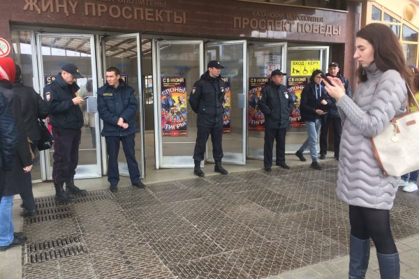 На входе стояла полиция. Фото: twitter.com/ilia_popov