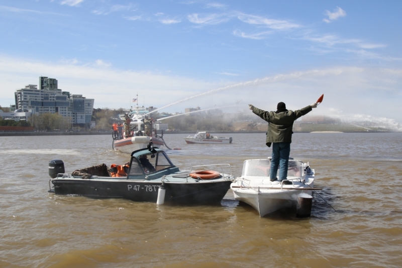 ДТП на воде устроил террорист в черной куртке. Фото: 16.mchs.gov.ru