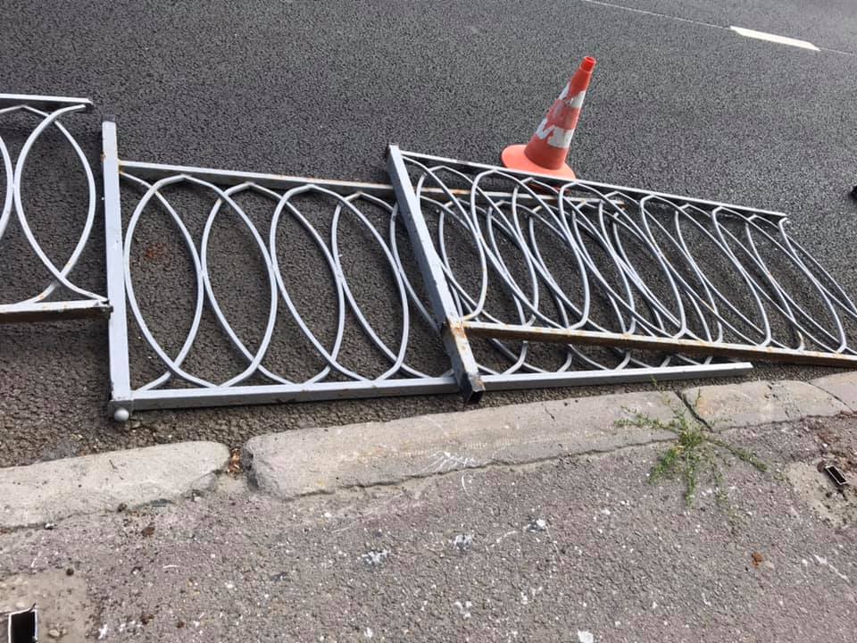 Прощание с древним прошлогодним забором. Фото: 