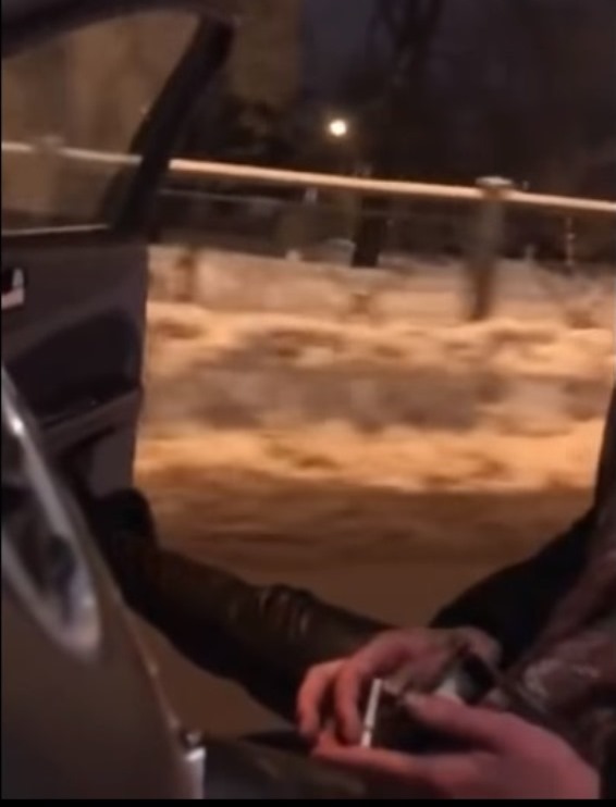 Девушка держит дверь ногой. Скриншот видео