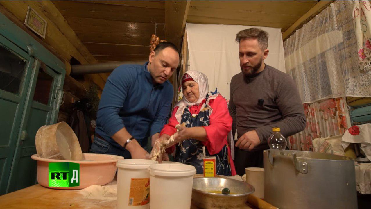 Оскар Кучера и Глен Куцовский вместе с бабушкой готовят кыстыбый. Фото: RT Documentary