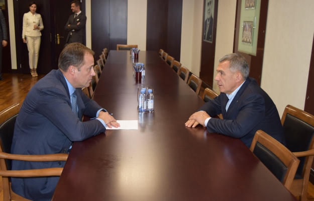 Игорь Комаров и Рустам Минниханов. Фото: roscosmos.ru