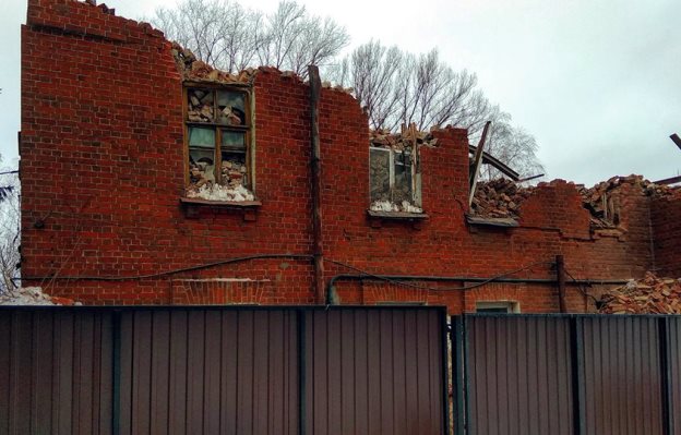 Одно из разрушенных зданий в городке. Фото: Ян Гордеев/facebook.com