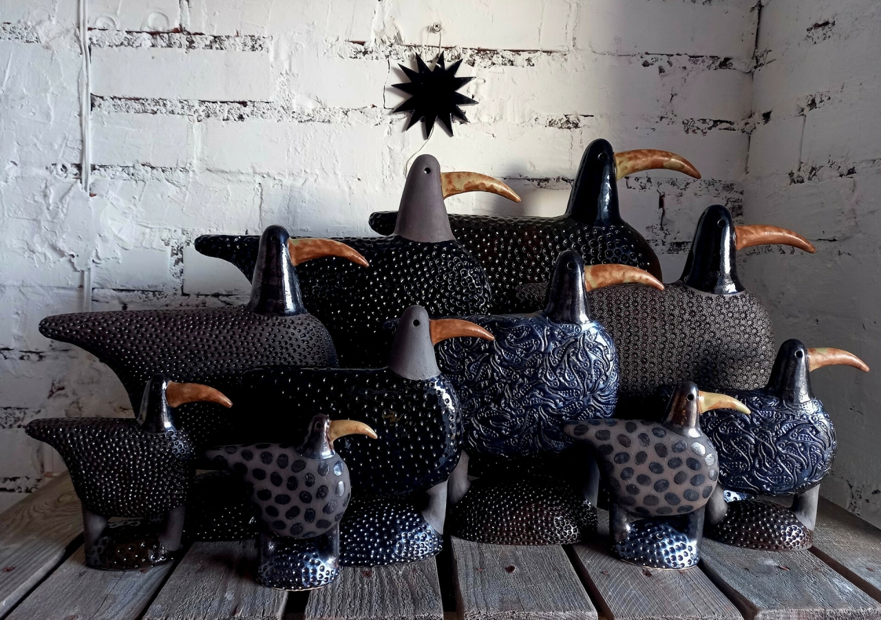 Выставка ко дню птиц в библиотеке. Выставка ко дню птиц. Металлические птицы выставка. Выставка птицы 2024. Птицы выставка в библиотеке.